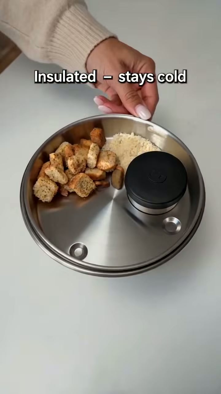 A sealed top pot keeps dressing separate until you're ready